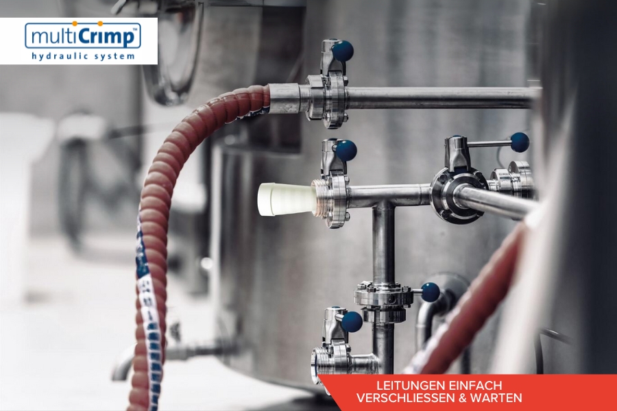 Industrielle Anlage mit Metallrohren und roten Schläuchen, sowie den Serviceplug von multiCrimp. Das multiCrimp-Logo ist neben dem hervorgehobenen Textfeld „Leitungen einfach Verschließen & warten“ zu sehen. 